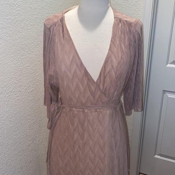 Liquorish Maxi Crinkled Wrap Dress Beige NWT Sz 8 Polyester Short Sleeve - Picture 2 of 12